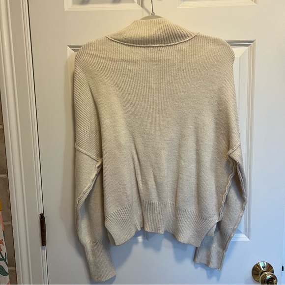 Cream Turtleneck Sweater size Small - Picture 5 of 6